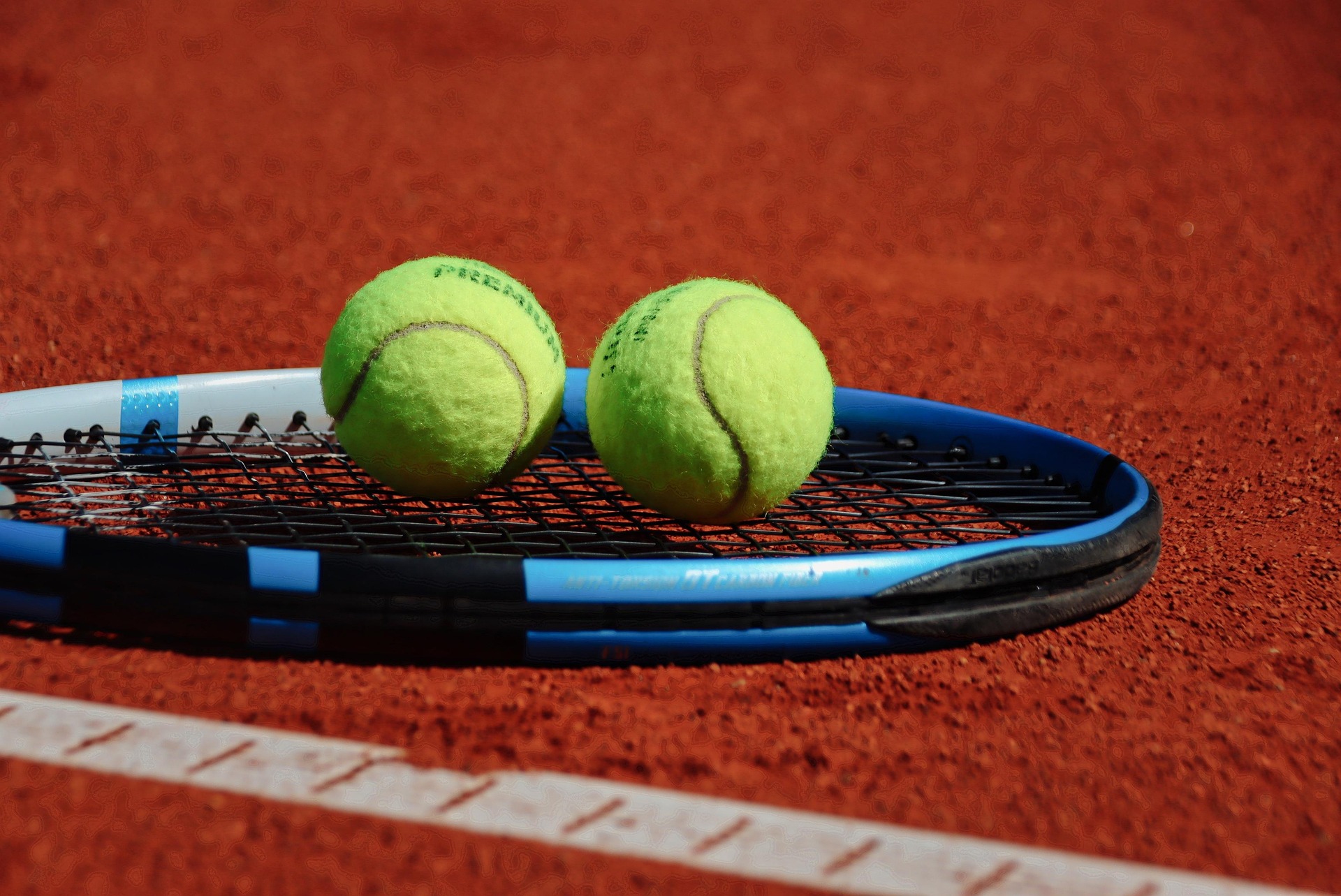 2 balles de tennis sur une raquette