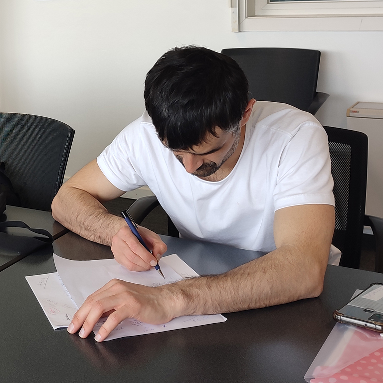 Elève de Bart Neys suivant un cours particuliers de Néérlandais